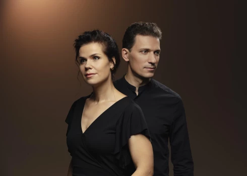 Mecosoprāns Zanda Švēde un pianists Reinis Zariņš.