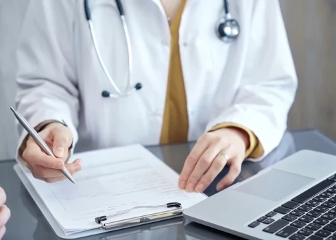 Paplašina iestāžu tiesības izmantot pacientu veselības datus.