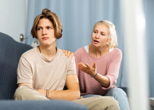 В Латвии 73% юношей до 24 лет живут с родителями.