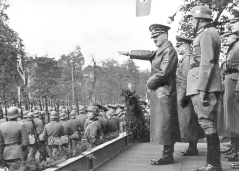 Ādolfs Hitlers un vācu karavīri Polijā, Varšavā 1939. gada 5. oktobrī.