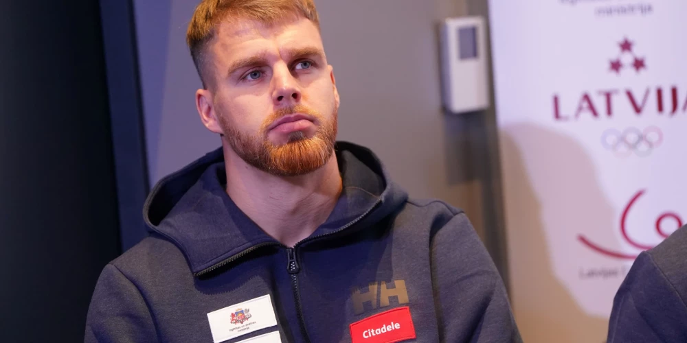 "Что вдруг изменилось и почему россиянам позволили стартовать именно сейчас?», - спрашивает Кристерс Апарйодс.