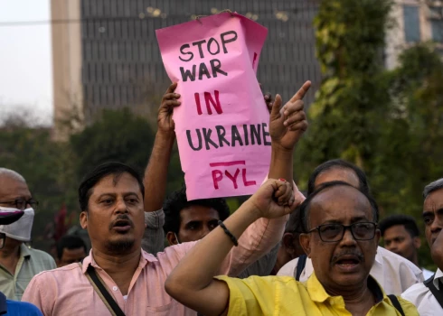 Indieši protestē pret Krievijas uzsākto karu Ukrainā.
