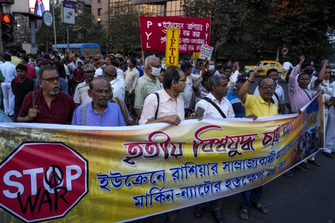 Indieši protestē pret Krievijas uzsākto karu Ukrainā.