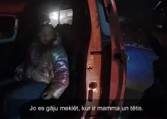 VIDEO: Ķengaragā nakts melnumā uz ielas pamanīta maza meitenīte. "Es gāju meklēt, kur ir mamma un tētis..."