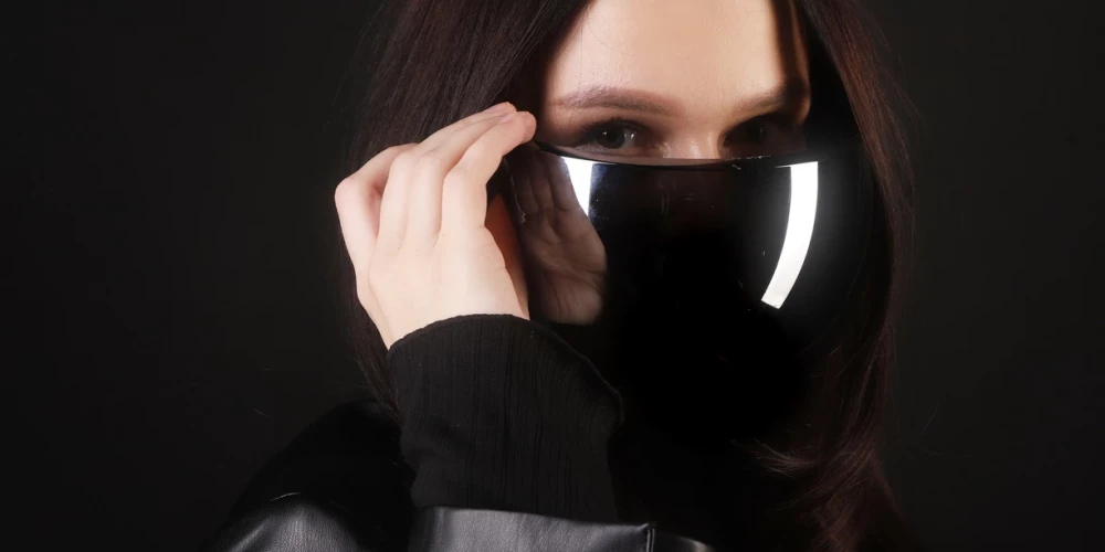 Latvijas mūzikā sevi ar singlu "Sargātu" piesaka Žakete.