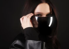 “Es negribu būt tendence. Es gribu būt es pati” – dziedātāja Žakete godīgi par slavu, sejas slēpšanu un mūziku, kas rodas bez kompromisiem