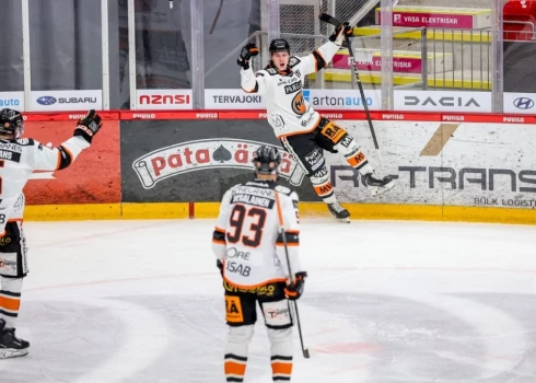 Latvijas aizsargs Artūrs Andžāns ceturtdien rezultatīvi piespēlēja Hemēnlinnas HPK uzvarā Somijas hokeja čempionāta mačā savā laukumā.