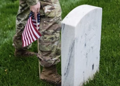 No ASV militārās kapsētas ekspozīcijas izņemtas liecības par melnādaino amerikāņu ieguldījumu II pasaules karā