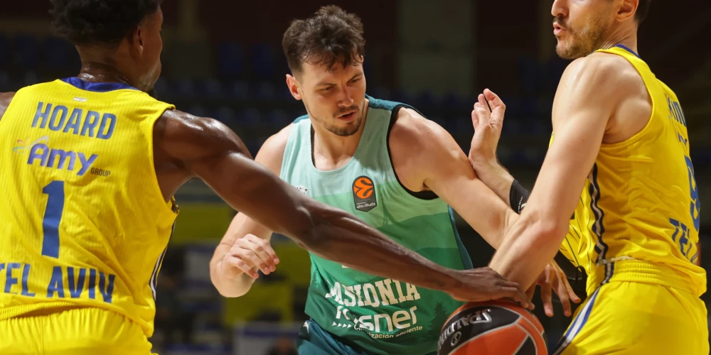 Rodions Kurucs cenšas apspēlēt sekmīgu maču aizvadījušos Romānu Sorkinu (pa labi) un Džeilenu Hordu.