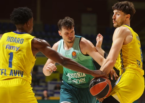 Rodions Kurucs cenšas apspēlēt sekmīgu maču aizvadījušos Romānu Sorkinu (pa labi) un Džeilenu Hordu.