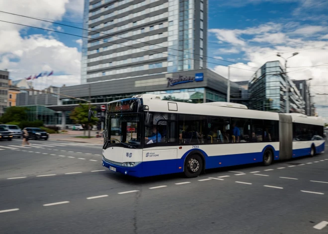 Valsts svētku dienā Rīgā tiks ieviesti satiksmes ierobežojumi; sabiedriskais transports – bez maksas
