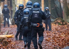 Vācijā uzsākta vērienīga policijas operācija, kas saistīta ar iespējamu cilvēku kontrabandu