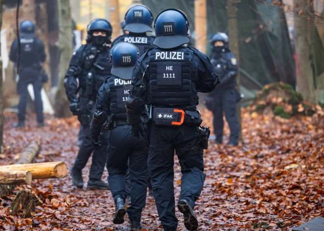 Vācijā uzsākta vērienīga policijas operācija, kas saistīta ar iespējamu cilvēku kontrabandu