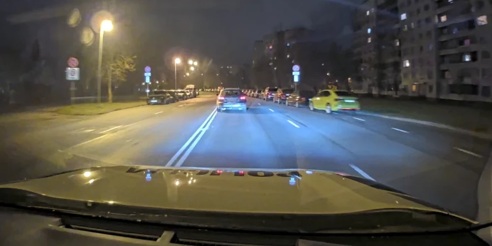 Женщина очень неуверенно двигалась по дороге.