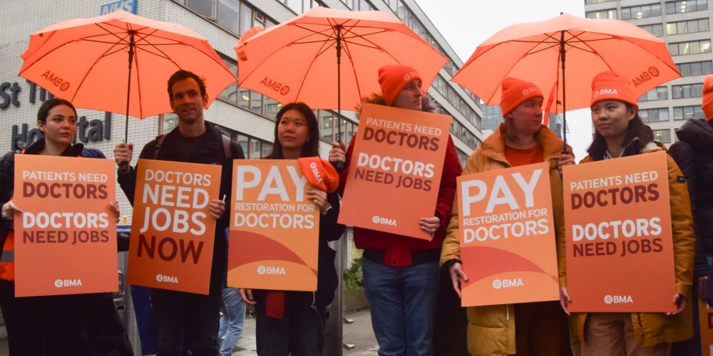 Anglijā piecas dienas streikos ārsti.