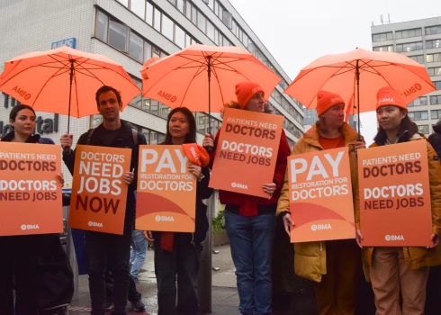 Anglijā piecas dienas streikos ārsti.