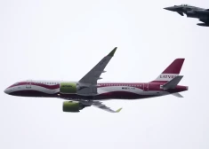 Праздничный полет: самолет airBaltic в цветах флага пролетит над Даугавой