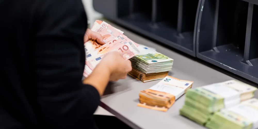 Apsūdzētā savu vainu atzina pilnībā un liecināja, ka piesavināto naudu viņa nospēlēja azartspēlēs internetā.