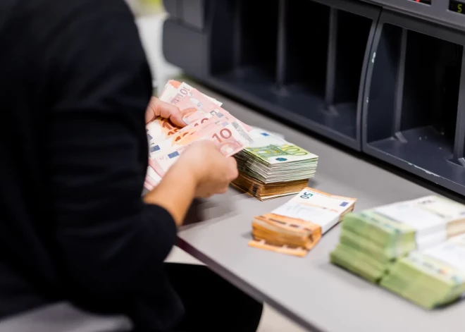 Divu miljonu zādzība nav iemesls, lai būtu jāsēž cietumā: negodprātīgai gramatvedei piemērota probācijas uzraudzība