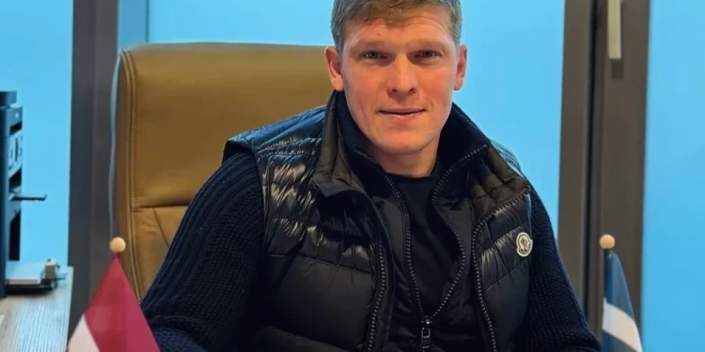 Артем Руднев подписывает трудовой договор.