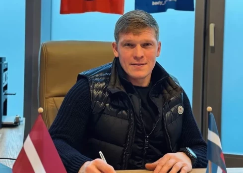 Артем Руднев подписывает трудовой договор.