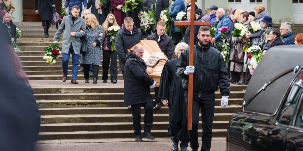 Piektdien, 14. novembrī, Rīgā, 1. Meža kapu kapličā Aizsaules ielā 2, notika atvadīšanās no izcilā mākslinieka Jāņa Anmaņa.