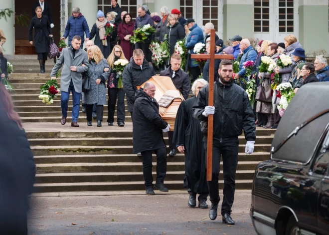 Piektdien, 14. novembrī, Rīgā, 1. Meža kapu kapličā Aizsaules ielā 2, notika atvadīšanās no izcilā mākslinieka Jāņa Anmaņa.