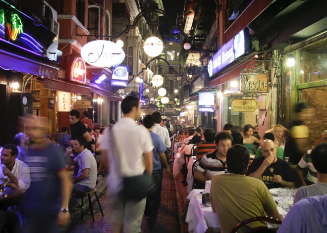 В популярном у латвийцев городе несколько туристов-детей не выжили после отравления уличной едой