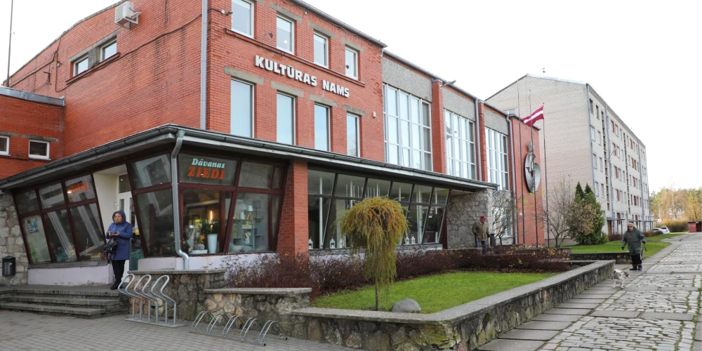 Skats uz Ķekavas kultūras namu.
