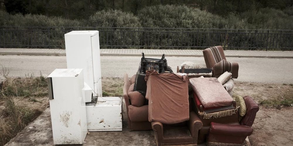 Izemšanai novietota sadzīves tehnika un mēbeles.