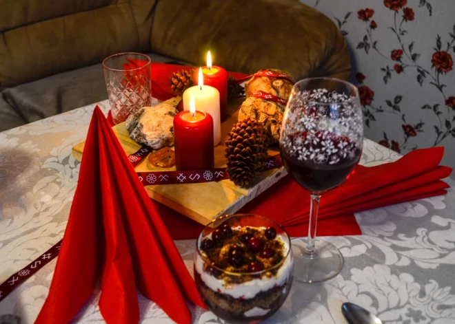 Kā skaisti saklāt svētku galdu latviski patriotiskā noskaņā