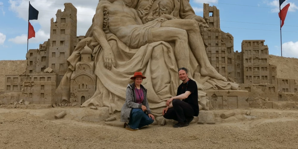 Kārlis kopā ar sievu Maiju radīja iespaidīgo Mikelandželo skulptūru "Pieta" no smiltīm. 