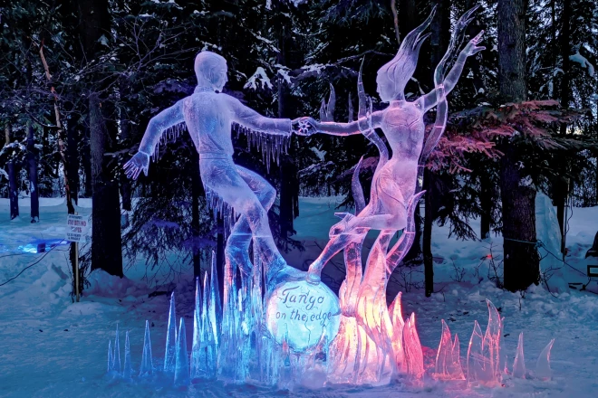 Ledus skulptūra "Tango uz robežas" Fērbenksā Amerikā.
