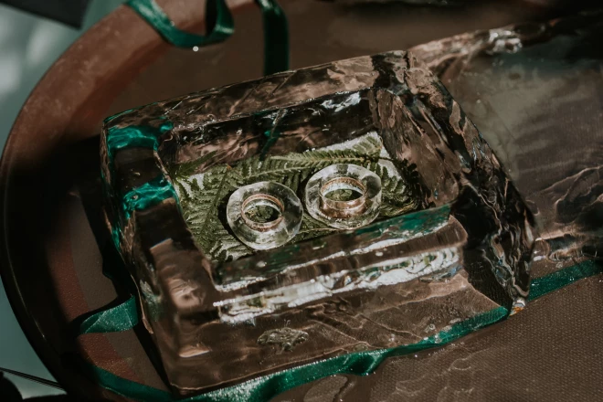 “Mēs iesaldējām īstos zelta gredzenus ledū. Tu uzvelc pirkstā ledus gredzenu, un, kad tas nokūst, paliek zelts uz pirksta,” stāsta mākslinieks.