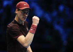 Janiks Siners turpina uzvaru sēriju "ATP Finals" spēlēs, iekļūst pusfinālā