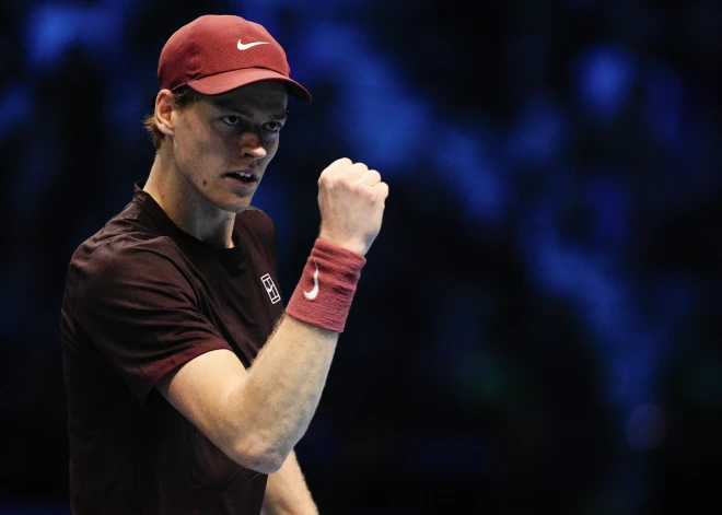 Janiks Siners turpina uzvaru sēriju "ATP Finals" spēlēs, iekļūst pusfinālā