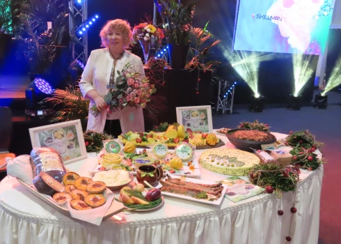  Vanda Davidanova, biedrības "Siera klubs" valdes priekšsēdētāja, "Jāņu siera" ražotāju grupas vadītāja - Starptautiskā pasākumā Skilmann International Forum "Prasmju planēta" 17 valstu pārstāvjiem popularizē ES Aizsargātos Latvijas īpašos produktus.  