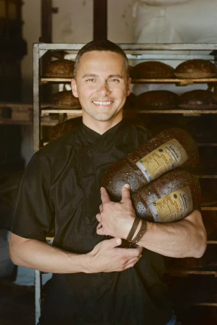 Valters Kanopa, N. Bomja "Lielezers" ražošanas vadītājs, maizniekmeistars, vienīgais, kurš cep "Latvijas salināto rudzu rupjmaizi".