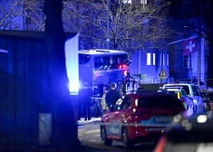 Stokholmas centrā divstāvu autobuss ietriecas ļaužu pūlī, ir bojāgājušie