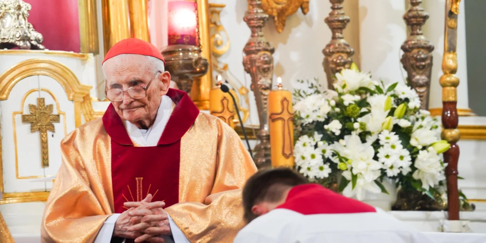 14. novembrī kardināls Jānis Pujats atzīmēja savu 95. dzimšanas dienu ar Svēto Misi Rīgas Sāpju Dievmātes baznīcā.