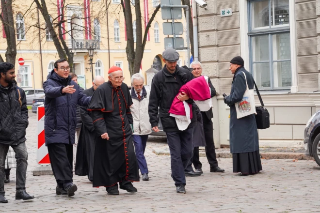 Kardināls Jānis Pujats braši dodas uz savas dzimšanas dienas mielastu katoļu Baznīcas Kūrijā.