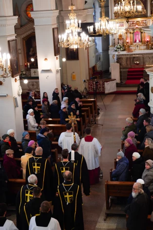 Jāņa Pujata 95. jubilejas svinīgā procesija Rīgas Sāpju Dievmātes baznīcā.