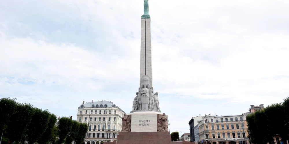 Памятник Свободы охраняют от огня, вандалов и стихий.