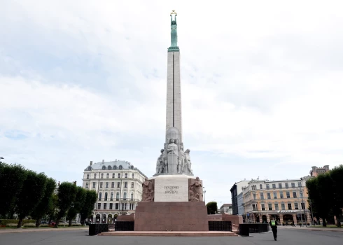 Памятник Свободы охраняют от огня, вандалов и стихий.