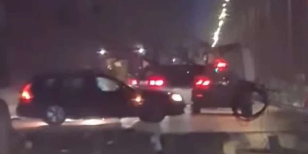 Kokvedējs Jūrmalā uzbrauc stabam ar metāla konstrukciju (ekrānuzņēmums no video)