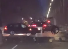 Asinis stindzinošs brīdis uz Jūrmalas ielas: kokvedējs gandrīz uzgāž citiem uz galvas metāla konstrukciju. VIDEO