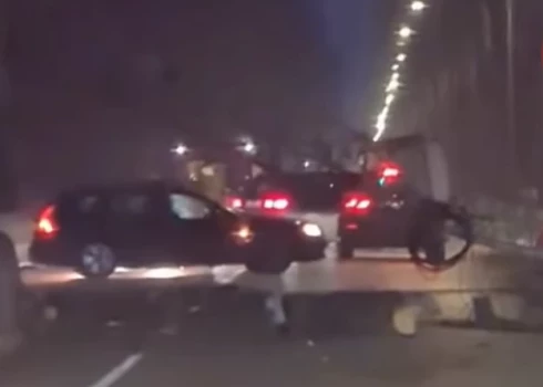 Kokvedējs Jūrmalā uzbrauc stabam ar metāla konstrukciju (ekrānuzņēmums no video)