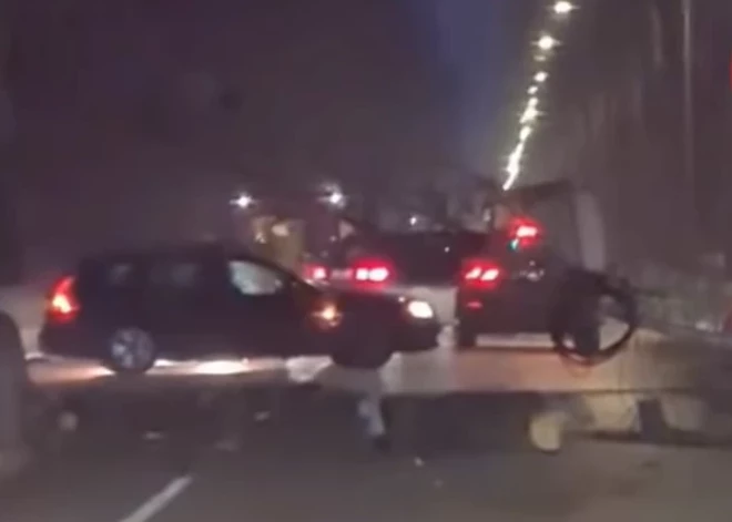 Asinis stindzinošs brīdis uz Jūrmalas ielas: kokvedējs gandrīz uzgāž citiem uz galvas metāla konstrukciju. VIDEO