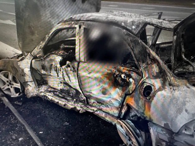 Фура ударила машину прямо в бок и вдавила пожилого водителя в сиденье.