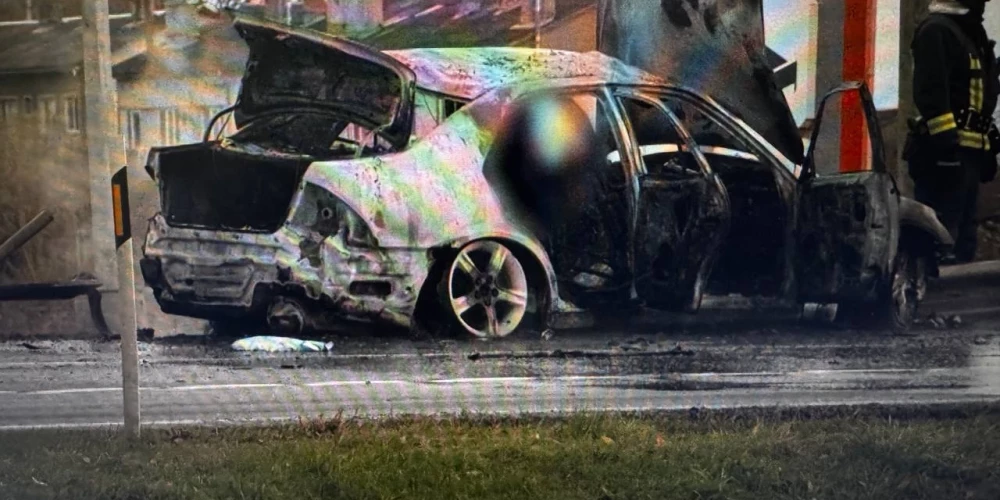 От машины остался только обугленный каркас.